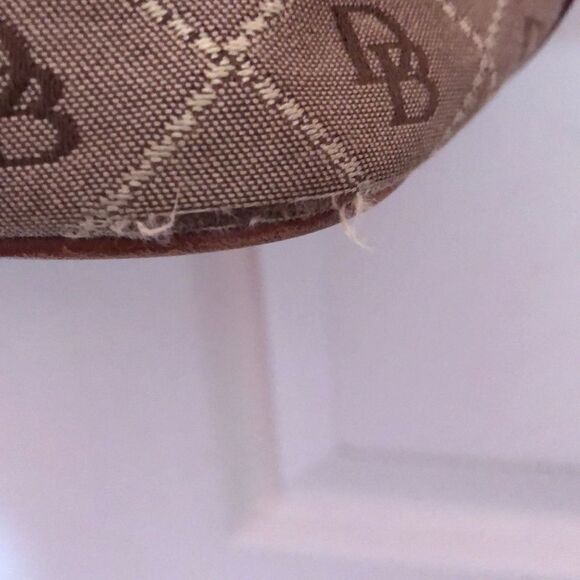 Large Dooney & Bourke shoulder bag. - Picture 6 of 11